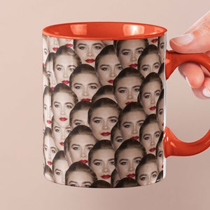 Puede incluir: Una taza de café roja con un patrón de múltiples caras impresas en ella. La taza tiene un interior rojo y un asa roja.