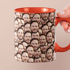 Puede incluir: Una taza de café roja con interior blanco y asa. La taza está cubierta con un patrón de imágenes repetidas de la cara de un hombre.