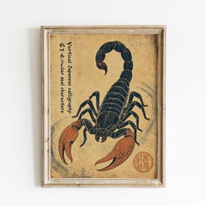 Op de afbeelding: Een ingelijste print op een beige achtergrond met een donkerblauwe schorpioen met grote oranje scharen. De tekst luidt "Vortical Japanese calligraphy" en "circular seal characters" met een rode ronde stempel in de rechterbenedenhoek.