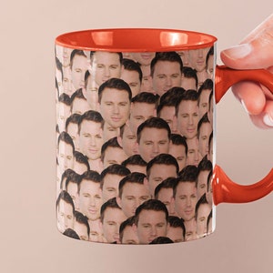 以下が含まれることがあります： 男性の顔が全体に繰り返し描かれた赤いコーヒーカップ