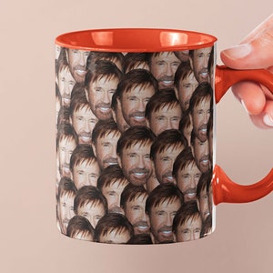 Könnte beinhalten: Eine rote und weiße Kaffeetasse mit einem Muster aus mehreren Bildern des gleichen Mannes. Die Tasse hat einen roten Henkel.