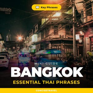 Op de afbeelding: Een nachtelijke straatscène in Bangkok, Thailand, met de tekst "BANGKOK" en "ESSENTIAL THAI PHRASES". De afbeelding toont gebouwen, voertuigen en mensen, met een gele banner met de tekst "Key Phrases".