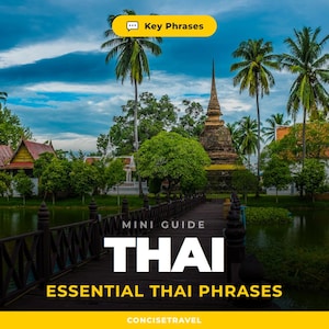 Op de afbeelding: Een digitale gidsomslag getiteld Mini Guide Thai Essential Thai Phrases met een tekstballonpictogram met het label Key Phrases. De achtergrond toont een houten brug naar een traditionele Thaise tempel met palmbomen en een vijver.