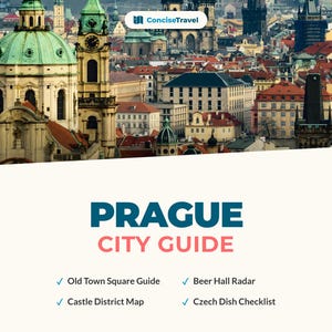 Może przedstawiać: Biały ceramiczny kubek z czarnym uchwytem i napisem "But First, Coffee" czarną, pogrubioną czcionką. Kubek stoi na białej powierzchni. Kubek ma około 10 cm wysokości.
