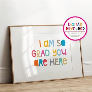 Arte mural imprimible "Me alegro de que estés aquí": cita motivadora colorida para guardería, aula y oficina / Descarga instantánea