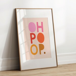 Oh Poop - vrolijke, kleurrijke typografische muurkunst, digitale downloadposter, met de hand geïllustreerde wenskaart, gedurfde en grafische bevestiging