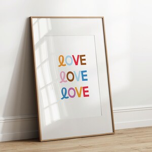 Love Love Love - kleurrijke typografische kunst aan de muur, digitale downloadposter, geïllustreerde kaart met positieve bevestiging, inrichting voor kinderen en baby's