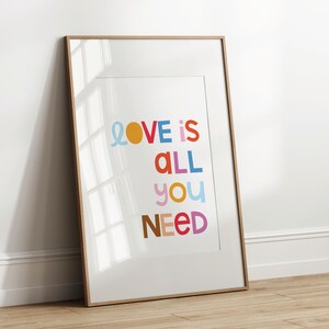 Liefde is alles wat je nodig hebt: kleurrijke typografische kunst aan de muur, digitale downloadposter, geïllustreerde kaart met positieve bevestiging, kinderkamerinrichting