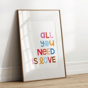 Todo lo que necesitas es amor: arte mural tipográfico colorido, póster de descarga digital, tarjeta ilustrada con afirmaciones positivas, decoración infantil y para guarderías.