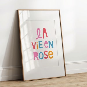 La vie en rosé – Vrolijke, kleurrijke typografische muurkunst, digitale downloadposter, met de hand geïllustreerde wenskaart, vet, grafisch, Frans citaat