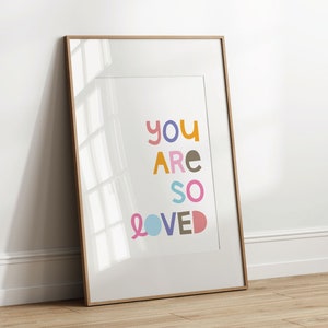 You Are So Loved: kleurrijke typografische kunst aan de muur, digitale downloadposter, geïllustreerde kaart met positieve bevestiging, inrichting voor kinderen en kinderdagverblijven
