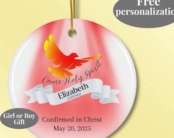 Può includere: Un ornamento in ceramica bianca con un design di colomba rosso e arancione. L'ornamento ha il testo "Came Holy Spirit" e "Elizabeth Godchild". L'ornamento ha anche il testo "Confirmed in Christ May 20, 2025".