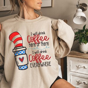 Jag dricker kaffe här eller där, jag dricker kaffe överallt-tröja, rolig mammakaffe-tröja, Suess-kaffe-tröja, rolig lärarkafffe bild 2