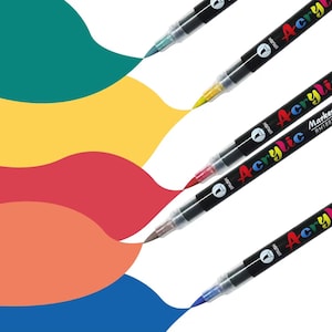 Puede incluir: Cinco rotuladores de pincel acrílico negros con tapas transparentes, cada uno con la palabra Acrylic en letras de colores. Los rotuladores están colocados en diagonal, con sus puntas de pincel tocando muestras de pintura en verde azulado, amarillo, rojo, naranja y azul.
