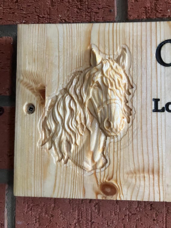Prénom cheval sculpté personnalisé | Plaque d'écurie en pin faite main - France Prénom cheval sculpté personnalisé | Plaque d'écurie en pin faite main - France