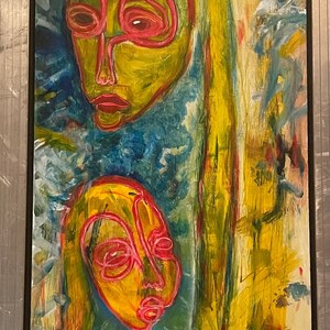 Peut inclure: Peinture abstraite avec deux visages, l'un jaune et l'autre bleu, soulignés de rose. L'arrière-plan est un mélange de jaune, de bleu et de blanc.