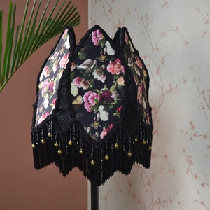 Pantalla de terciopelo floral: flecos de rayón negro, cuentas colgantes