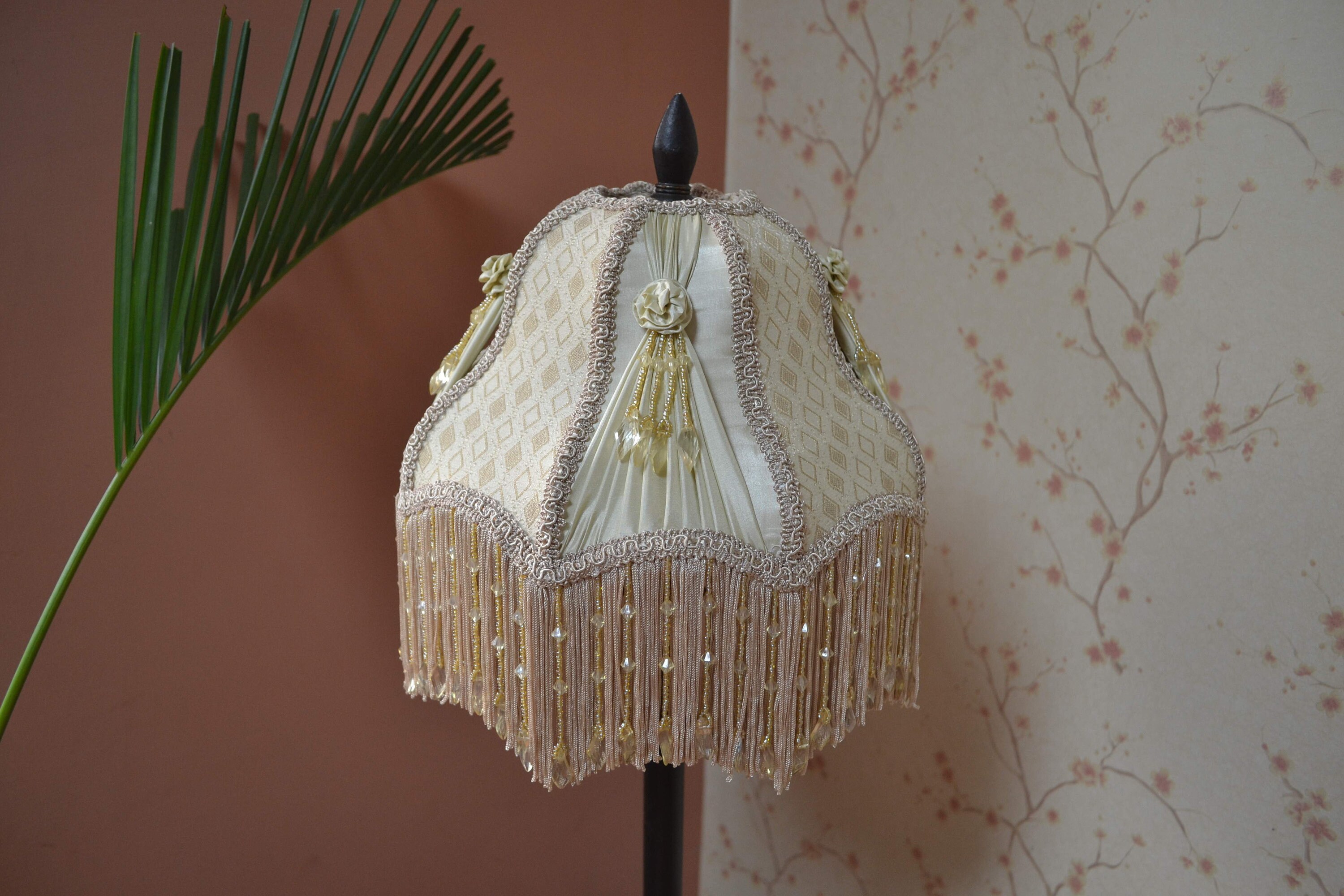 Paralume di lusso fatto a mano con frange in velluto nero, lampada a nappa, paralume art déco, paralume gotico, dimensioni 14 e 16, lampada a sospensione da soffitto - Italia