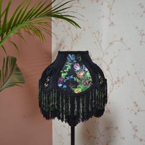 Pantalla de lámpara Night Safari: flecos victorianos con cuentas y gasa de seda negra