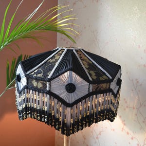 Pantalla de lámpara victoriana de seda negra con encaje gris y flecos de cuentas