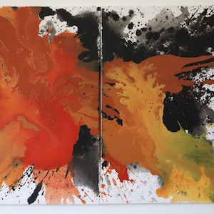 Puede incluir: Obra de arte abstracta sobre lienzo, dividida en dos paneles. La obra presenta una vibrante explosión de colores, incluyendo naranja, amarillo, negro y verde, con salpicaduras y goteos sobre un fondo blanco. La pieza evoca una sensación de energía y movimiento.