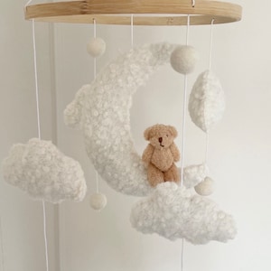 Móvil para cuna con osito de peluche, nubes y luna hechas a mano en bouclé. Decoración unisex para habitación infantil. Nombre: sobre las nubes.