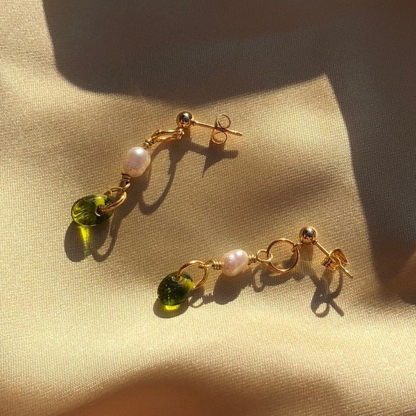 Pendientes de perlas naturales de agua dulce con cristal de lágrima verde brillante y botón de presión, dorado