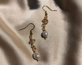 Boucles d'oreilles en perles de champagne dorées avec petit et mignon cristal, or 14 carats