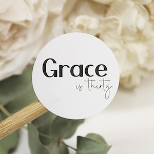 Stickers anniversaire personnalisés | Nom personnalisé et étiquettes d'âge | Stickers blancs, transparents dépoli, marron kraft, crème et noirs