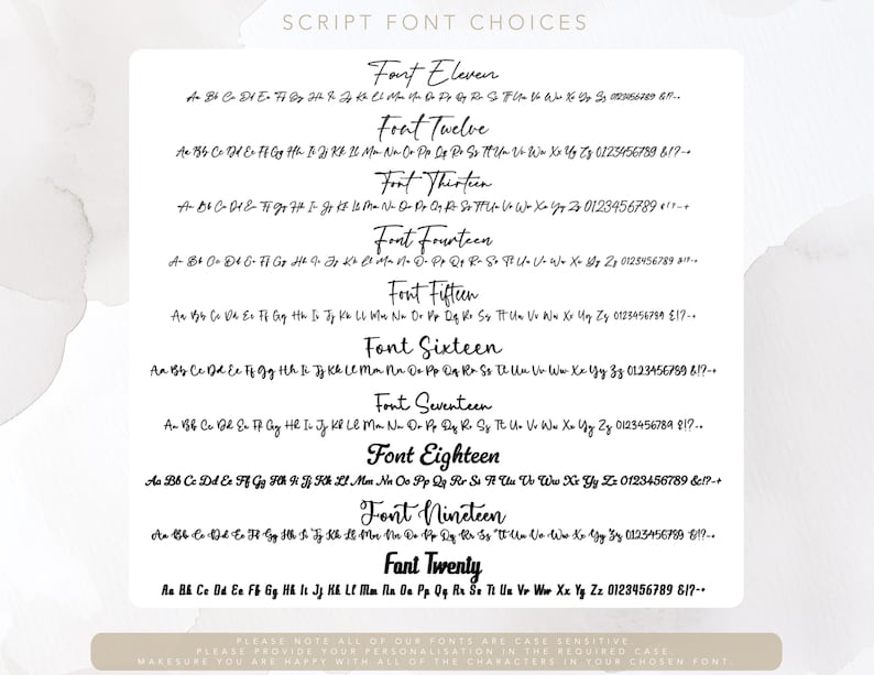 Op de afbeelding: Een lijst met 20 verschillende schrijflettertypen, elk met het alfabet, cijfers en leestekens. De lettertypen worden in zwart op een witte achtergrond weergegeven.