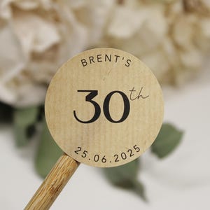 Stickers anniversaire personnalisés | Nom personnalisé et étiquettes d'âge | Stickers blancs, transparents dépoli, marron kraft, crème et noirs