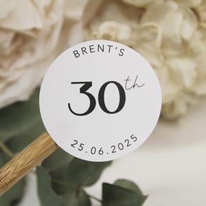 Stickers anniversaire personnalisés | Nom personnalisé et étiquettes d'âge | Stickers blancs, transparents dépoli, marron kraft, crème et noirs