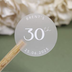 Stickers anniversaire personnalisés | Nom personnalisé et étiquettes d'âge | Stickers blancs, transparents dépoli, marron kraft, crème et noirs