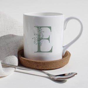 Caneca e porta-copos personalizados | Inicial | Xícara de chá ou café | Presente personalizado | Porcelana, cerâmica, esmalte | 8oz, 10oz, 11oz, 12oz