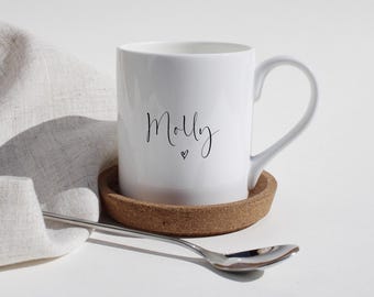 Gepersonaliseerde mok en onderzetter | Naam en hart | Thee- of koffiekop | Gepersonaliseerde cadeau | Bone China, keramiek, email | 8 oz, 10 oz, 11 oz, 12 oz