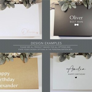 Op de afbeelding: Vier verschillende ontwerpvoorbeelden voor gepersonaliseerde cadeaudozen. De eerste doos is wit met de naam "Olivia" in cursief met een klein hartje. De tweede doos is bruin met de tekst "Happy Birthday Alexander". De derde doos is zwart met de tekst "Oliver Getuige" en een strikicoon. De vierde doos is wit met de tekst "Amelia Happy Birthday" en een klein hartje.