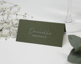 Gepersonaliseerde plaatskaarten voor bruiloften | Elegante gevouwen naamkaartjes