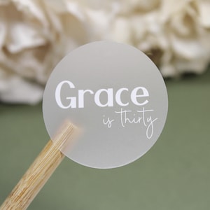Stickers anniversaire personnalisés | Nom personnalisé et étiquettes d'âge | Stickers blancs, transparents dépoli, marron kraft, crème et noirs