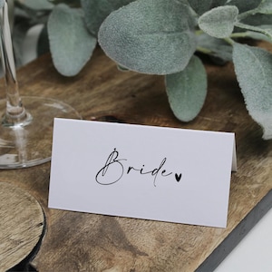 Configuración de lugares / Tarjetas de nombre plegadas / Corazón / Plano de asientos / Boda / Evento corporativo / Ocasión especial / Texto en blanco o negro