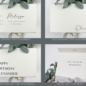 Op de afbeelding: Vier witte cadeaudozen met verschillende tekstplaatsingen. De eerste doos heeft de tekst "REGEL 1 Melissa REGEL 2 GELUKKIGE VERJAARDAG REGEL 3 11.06.2024" in het midden. De tweede doos heeft de tekst "Olivia" in de rechterbenedenhoek. De derde doos heeft de tekst "GELUKKIGE VERJAARDAG ALEXANDER" in de linkerbenedenhoek. De vierde doos heeft de tekst "WIL JE MIJN BRUIDSMEID ZIJN?" in de doos.