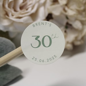 Stickers anniversaire personnalisés | Nom personnalisé et étiquettes d'âge | Stickers blancs, transparents dépoli, marron kraft, crème et noirs