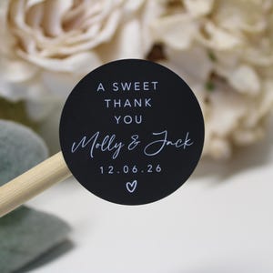 Un dolce ringraziamento / Adesivi personalizzati per bomboniere / Adesivi bianchi, trasparenti satinati, crema, marrone kraft, neri / Testo bianco e in lamina
