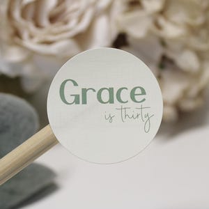 Stickers anniversaire personnalisés | Nom personnalisé et étiquettes d'âge | Stickers blancs, transparents dépoli, marron kraft, crème et noirs