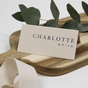 Configurações de lugar | Cartões de nomes dobrados | Plano de assentos | Casamento | Evento corporativo | Ocasião especial | Texto preto ou branco