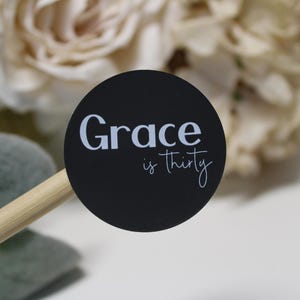 Pegatinas de cumpleaños personalizadas / Etiquetas personalizadas con nombre y edad / Pegatinas blancas, transparentes, marrón kraft, crema y negras