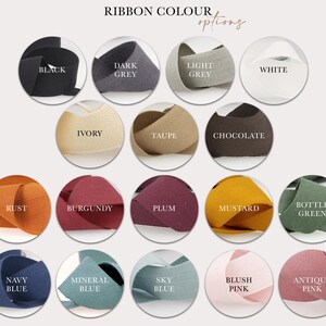 Op de afbeelding: Een kaart met 18 verschillende lintkleuren, waaronder zwart, donkergrijs, lichtgrijs, wit, ivoor, taupe, chocolade, roest, bordeaux, pruim, mosterd, flessengroen, marineblauw, mineraalblauw, hemelsblauw, roze blush en antiekroze.