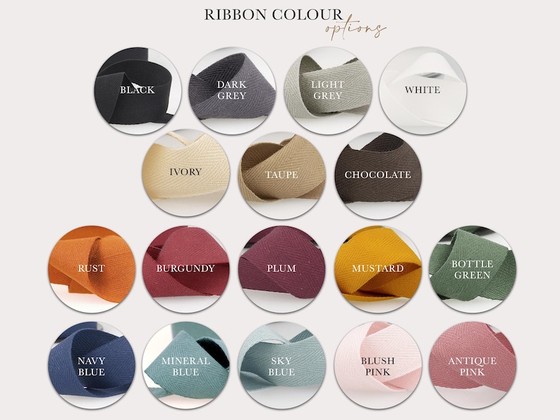 Op de afbeelding: Een kaart met 18 verschillende lintkleuren, waaronder zwart, donkergrijs, lichtgrijs, wit, ivoor, taupe, chocolade, roest, bordeaux, pruim, mosterd, flessengroen, marineblauw, mineraalblauw, hemelsblauw, roze blush en antiekroze.