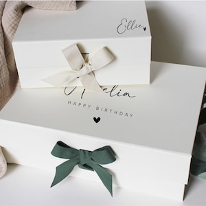 Gepersonaliseerde geschenkdoos | Op maat gemaakte luxe geschenkdoos | Lint- en tekstkleuren | Tekst binnenin | Middelgroot en groot | Ivoor, wit, kraftpapierbruin, zwart