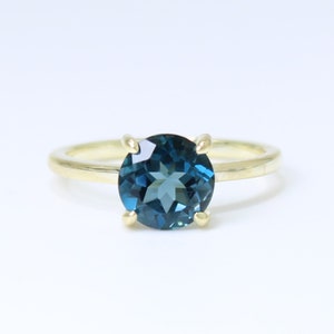 Delicado anillo de topacio azul de Londres: oro de 14 quilates o plata de ley