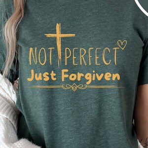 Pas parfait, juste pardonné, jeune chrétien t-shirt groupe chrétien t-shirt inspiré de la foi chrétien cadeaux religieux pour femme pas parfait image 1